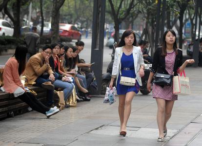 曝冯绍峰与新女友十指紧扣压马路 全程热聊氛围甜蜜